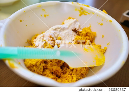 Mix pumpkin and flour to make a cake Mix pumpkin and flour to make a cake 68889887