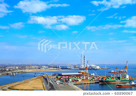 Yokkaichi city, scenery of Yokkaichi port where freighters anchor Yokkaichi city, scenery of Yokkaichi port where freighters anchor 68890067