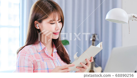 student using laptop at home 68890256