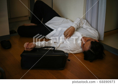 喝太多酒後在入口處睡覺的男人 68890973