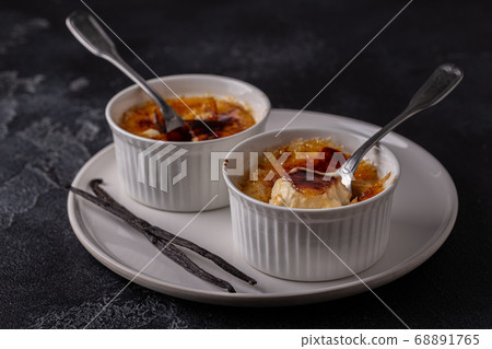 Creme brulee. French vanilla cream dessert Creme brulee. French vanilla cream dessert 68891765