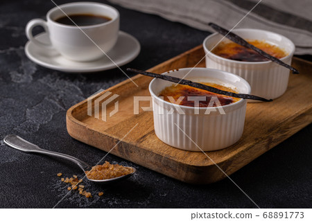 Creme brulee. French vanilla cream dessert Creme brulee. French vanilla cream dessert 68891773