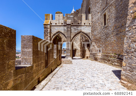 Fortified arches connecting the castle walls in Carcassonne town 68892141