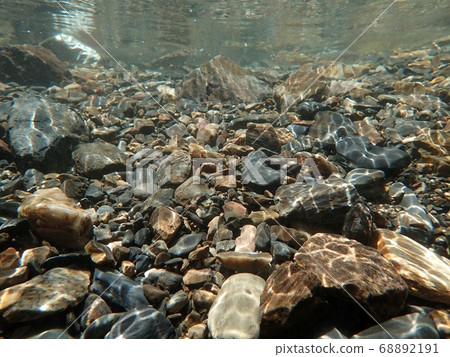 山谷和河流的水下攝影 68892191