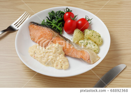 meuniere salmon 68892368