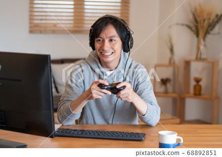 玩網絡遊戲的年輕人 68892851