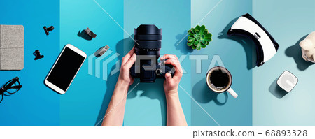 Person holding a SLR camera 68893328