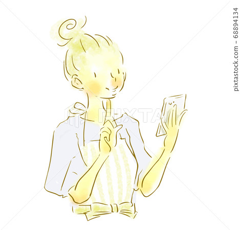 一位穿著圍裙的女人，她用自然的手繪女人微笑著操作她的智能手機 68894134