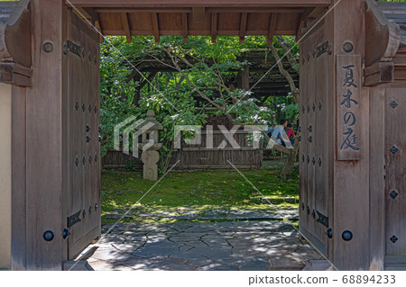 姬路公園公園夏季樹木花園前視圖 姬路公園公園夏季樹木花園前視圖 68894233