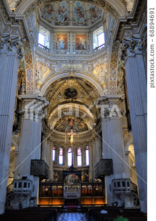 Inside Santa Maria Maggiore church in Bergamo, Italy 68894691