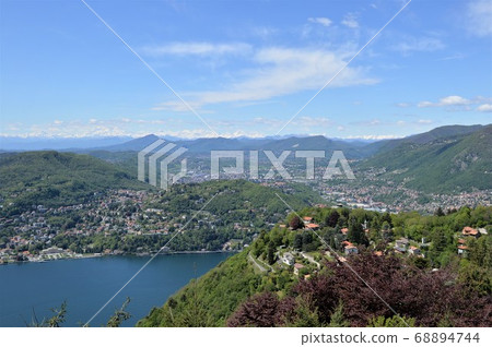 Lake Como, Italy and the mountains of Switzerland 68894744
