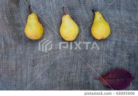 Fresh organic pears 68895606