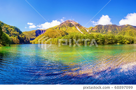 Taisho pond (Kamikochi autumn October) Taisho pond (Kamikochi autumn October) 68897099