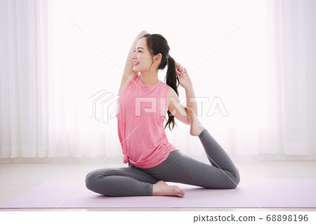 在家做瑜伽的少婦 在家做瑜伽的少婦 68898196