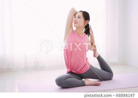 在家做瑜伽的少婦 在家做瑜伽的少婦 68898197