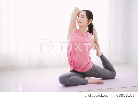 在家做瑜伽的少婦 在家做瑜伽的少婦 68898198