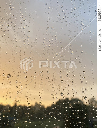 Water droplets on the glass with a background Water droplets on the glass with a background 68899344