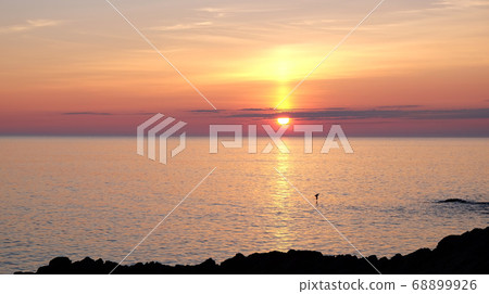 海上夕陽美景,世界遺產知床,宇登呂港 6 月 海上夕陽美景,世界遺產知床,宇登呂港 6 月 68899926