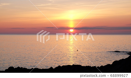海上夕陽美景,世界遺產知床,宇登呂港 6 月 海上夕陽美景,世界遺產知床,宇登呂港 6 月 68899927