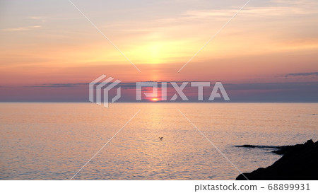 海上夕陽美景,世界遺產知床,宇登呂港 6 月 海上夕陽美景,世界遺產知床,宇登呂港 6 月 68899931
