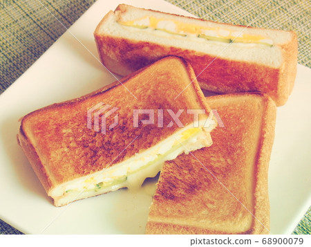 三個新鮮出爐的熱三明治 68900079