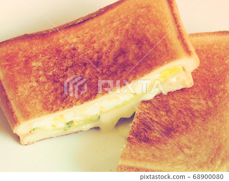 兩片新鮮出爐的熱三明治 68900080