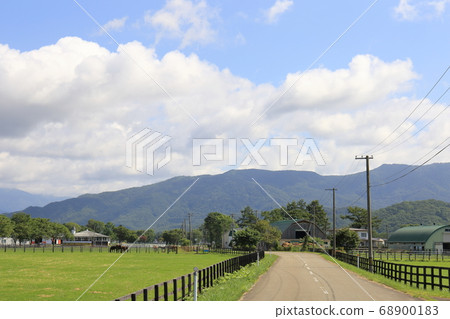北海道日高地區的一個農場風景 北海道日高地區的一個農場風景 68900183
