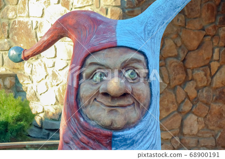 statue of a clown in the Park 68900191