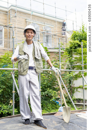 在建築工地工作的年輕男工 68900436