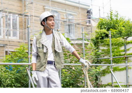 在建築工地工作的年輕男工 68900437