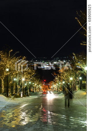 [Vertical composition] Winter illuminated Hachimanzaka Hakodate City vertical cut 68900925
