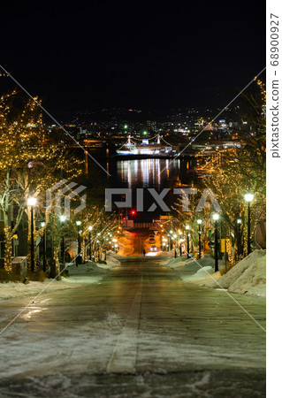 [Vertical composition] Winter illuminated Hachimanzaka Hakodate City 68900927