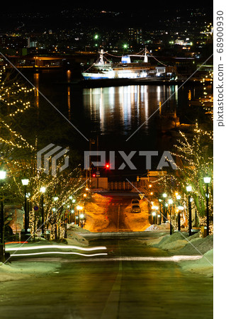 [Vertical composition] Winter illuminated Hachimanzaka Hakodate City 68900930