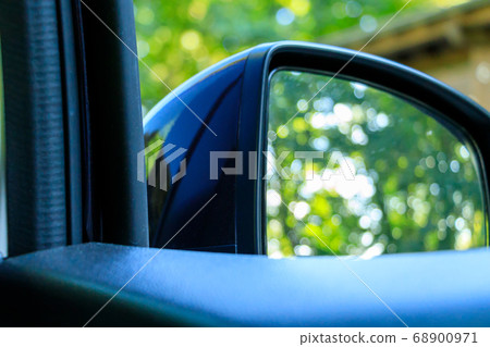森林旅行驅動器圖像反映在汽車的後視鏡中 68900971