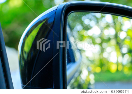 森林旅行驅動器圖像反映在汽車的後視鏡中 森林旅行驅動器圖像反映在汽車的後視鏡中 68900974