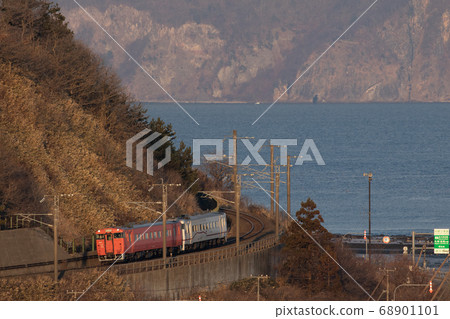 Trains running behind Mt. Hakodate (Donan Isaribi Railway) 68901101