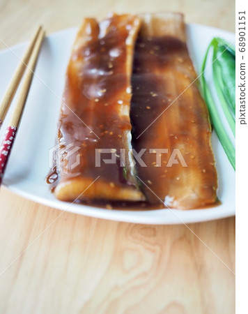 亞洲食品醬油和鰻魚 亞洲食品醬油和鰻魚 68901151