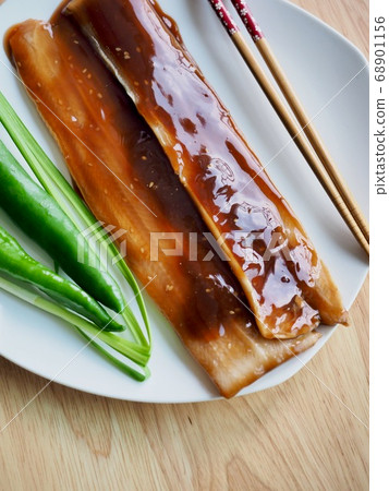 亞洲食品醬油和鰻魚 68901156