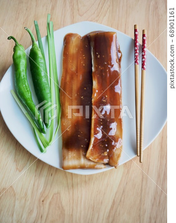 亞洲食品醬油和鰻魚 68901161