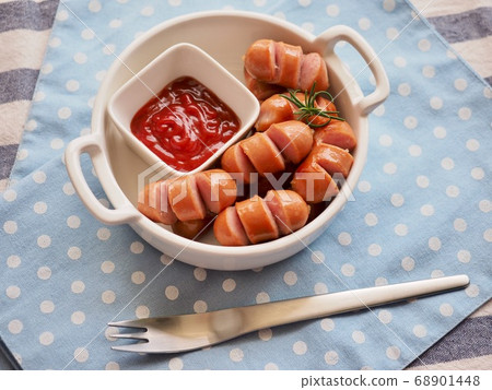 Korean style grilled sausage and ketchup 68901448