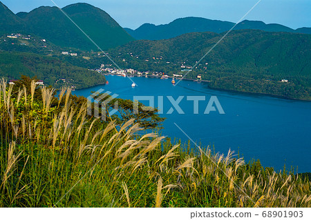 Shore of Lake Ashi in early autumn Shore of Lake Ashi in early autumn 68901903