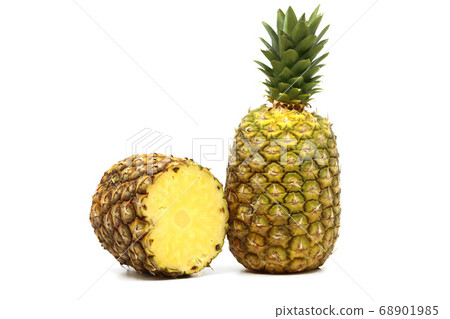 在白色背景上的新鮮菠蘿 在白色背景上的新鮮菠蘿 68901985