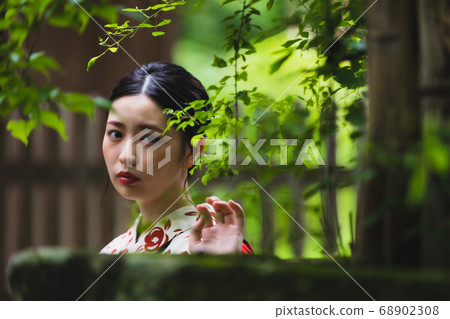 一個女人穿著浴衣 一個女人穿著浴衣 68902308
