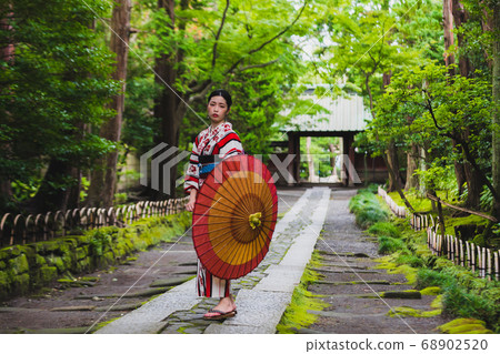 帶浴衣和日本傘的女人 帶浴衣和日本傘的女人 68902520