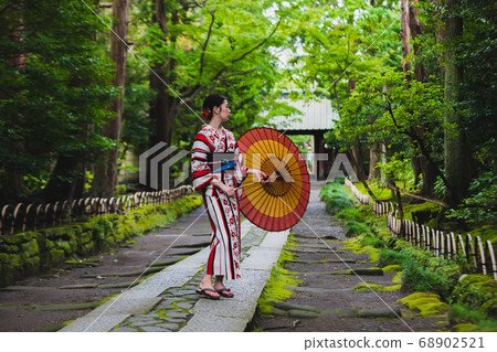帶浴衣和日本傘的女人 帶浴衣和日本傘的女人 68902521