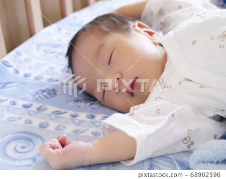 一個可愛的寶寶,在第六天舒適地睡覺 一個可愛的寶寶,在第六天舒適地睡覺 68902596