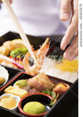 Hand to arrange kaiseki lunch Hand to arrange kaiseki lunch 68902679