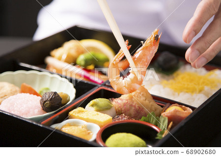 Hand to arrange kaiseki lunch 68902680