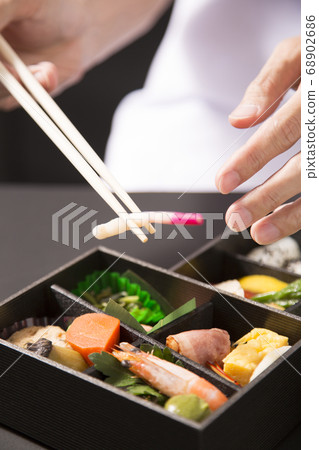 Hand to arrange kaiseki lunch Hand to arrange kaiseki lunch 68902686