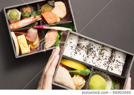 Hand to arrange kaiseki lunch Hand to arrange kaiseki lunch 68902688